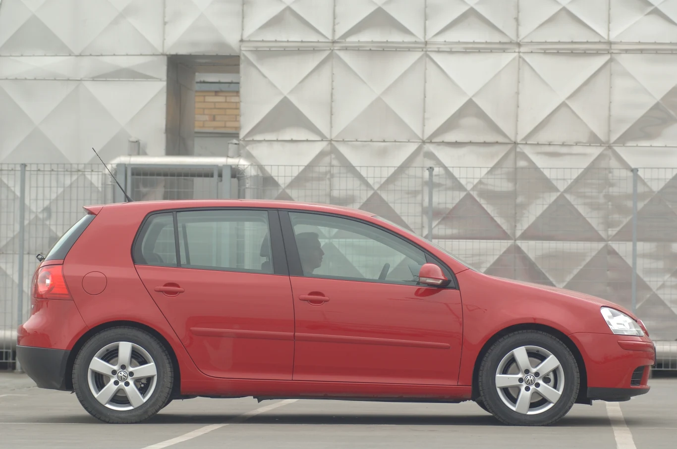 Hatchback 5D: najbardziej popularny, pięciodrzwiowy model. Już w podstawowej wersji ma lakierowane zderzaki. Alufelgi oferowano za dopłatą.