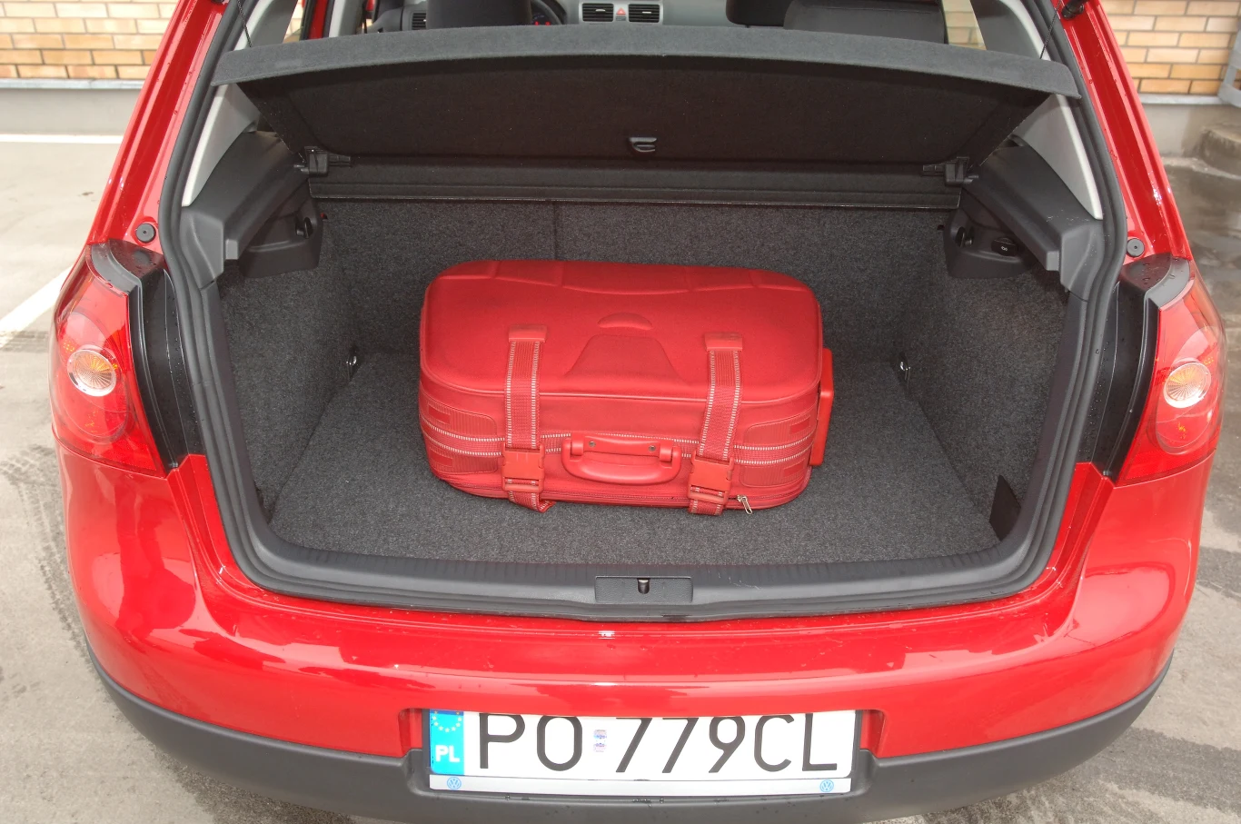 Bagażnik Golfa V hatchback ma pojemność 350/1305 l.