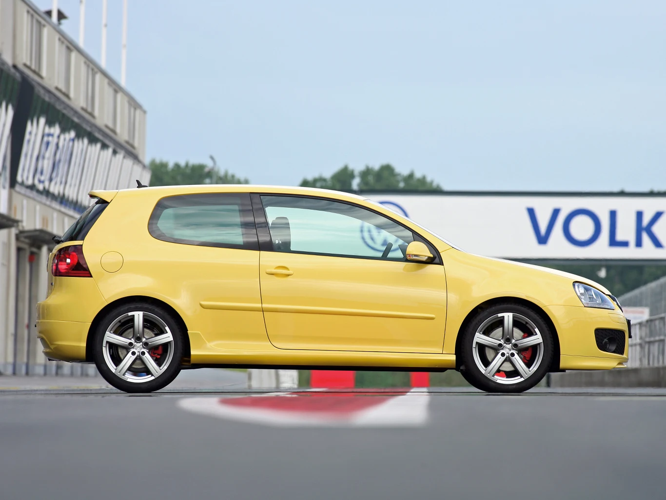 Hatchback 3D: podstawowa, trzydrzwiowa wersja. Warto się nią zainteresować tylko wtedy, gdy chodzi o auto sportowe, doskonale wyposażone.