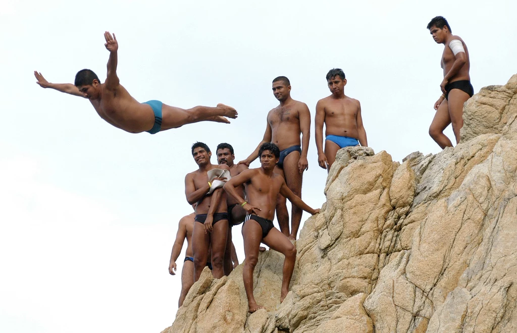 Meksykańscy skoczkowie La Quebrada Cliff Jumpers z Acapulco