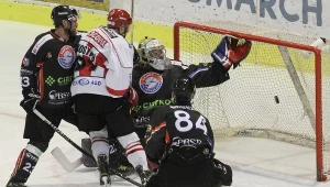 Hokeiści Ciarko PBS Bank Sanok (w czarnych strojach) stoczą z Comarch Cracovią batalię o finał PLH