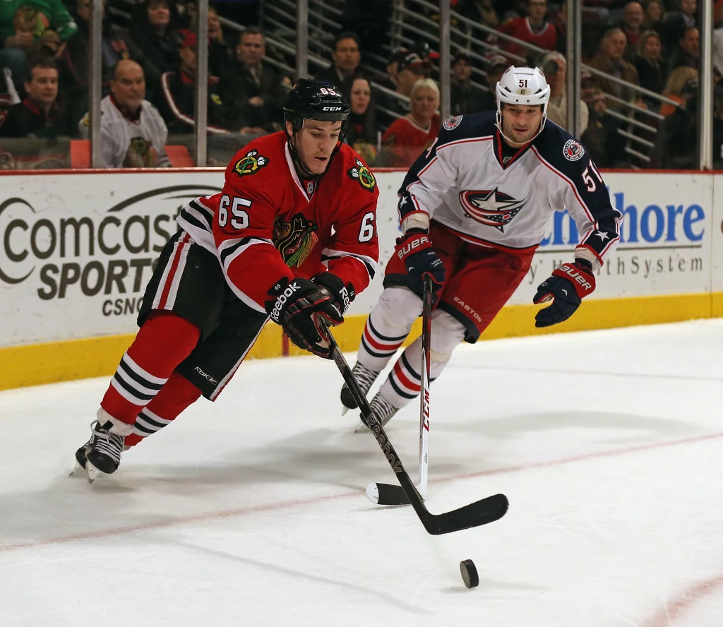 Andrew Shaw (z lewej, Blackhawks) i jego koledzy śrubują rekord rozgrywek Andrew Shaw (z lewej, Blackhawks) i jego koledzy śrubują rekord rozgrywek