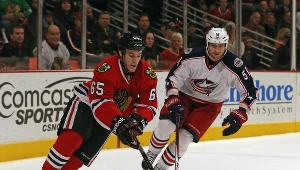 Andrew Shaw (z lewej, Blackhawks) i jego koledzy śrubują rekord rozgrywek