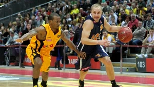 Łukasz Koszarek (z piłką) w meczu z Treflem Sopot