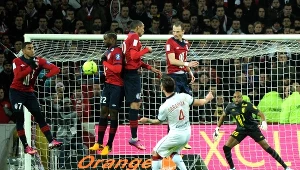 Ludovic Obraniak (Bordeaux) próbował strzelić gola ekipie Lille z rzutu wolnego.