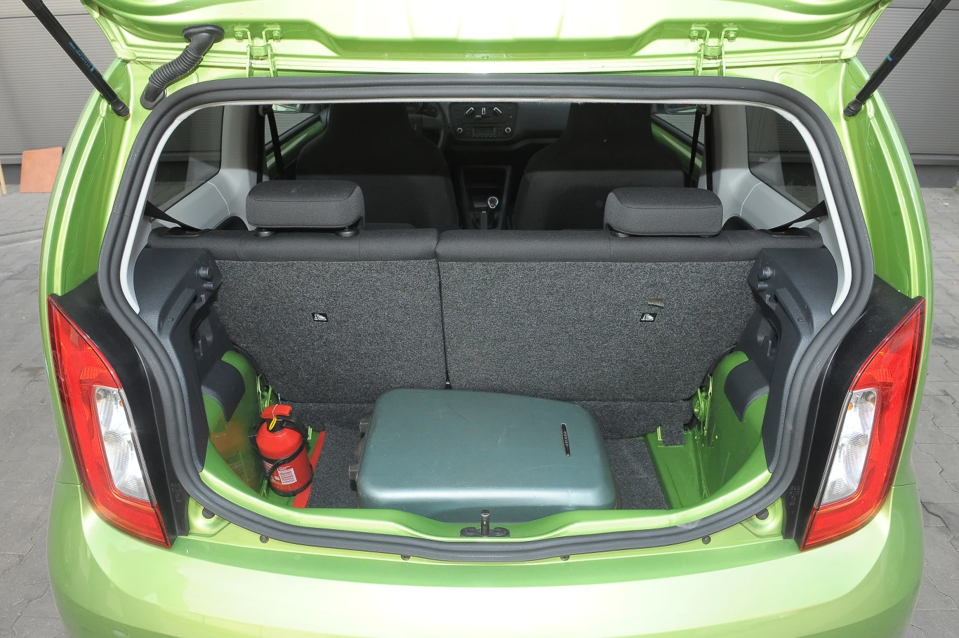 Bagażnik o pojemności od 251 do 951 l. Nieosłoniętą blachę bo jego bokach dość łatwo zarysować.