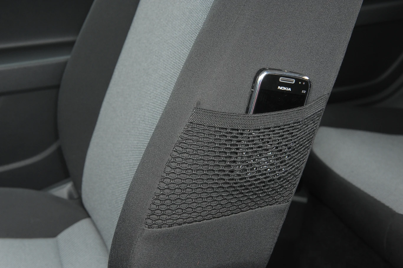 Schowków i kieszonek nigdy za wiele – te po bokach foteli mieszczą np. telefon.