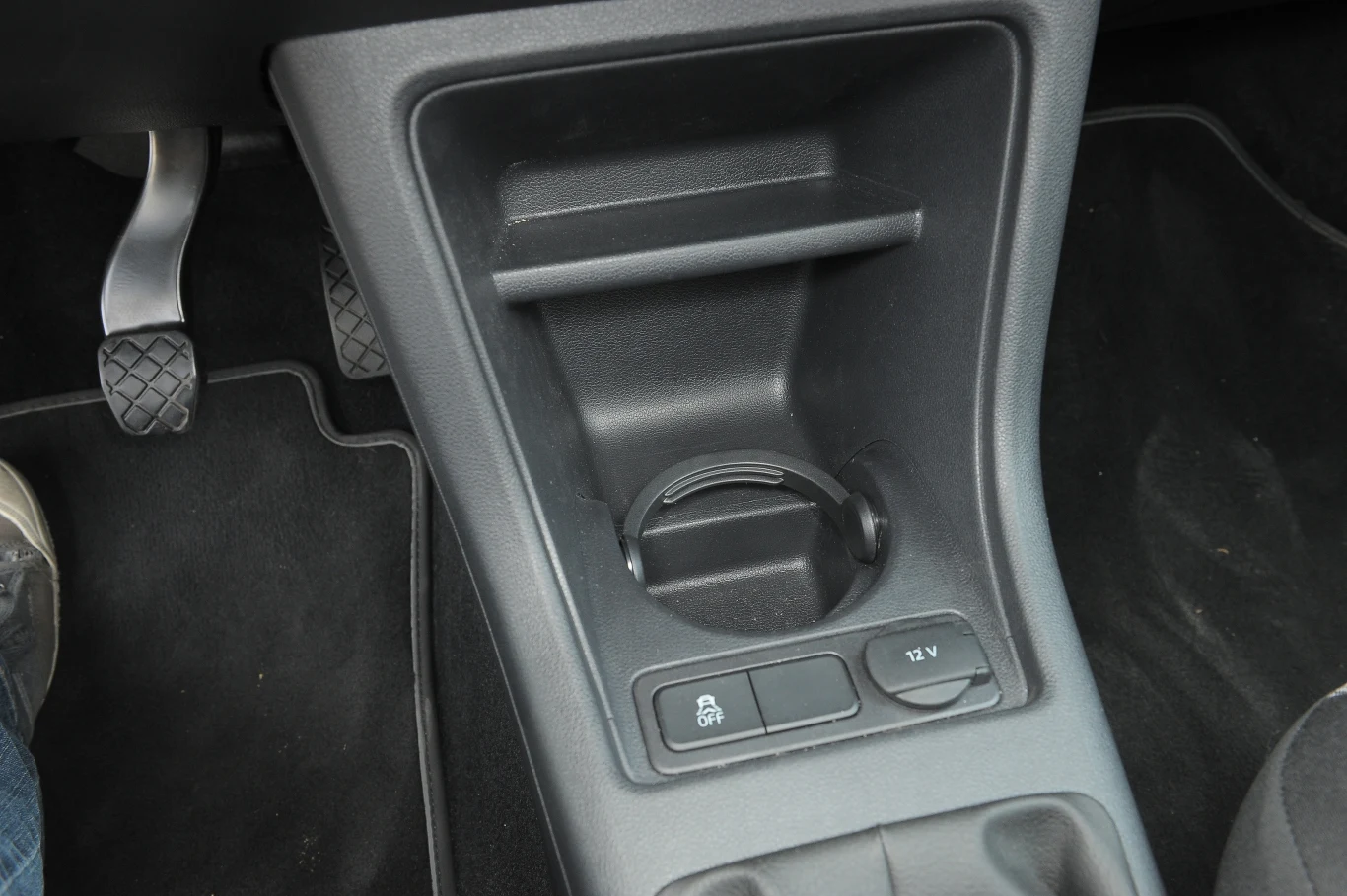 Składany uchwyt na napoje nie ma problemów z utrzymaniem nawet dużych kubków.