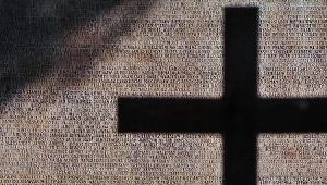 Tablica w Katyniu upamiętniająca zamordowanych oficerów