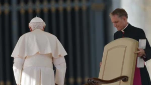 Benedykt XVI ze swoim sekretarzem na audiencji generalnej na Placu św. Piotra