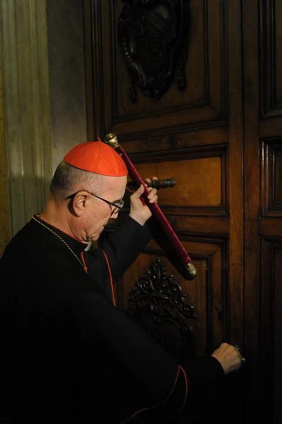 Kamerling kard. Tarcisio Bertone, nadzorca dóbr Stolicy Świętej, nakłada pieczęcie na opuszczony przez Benedykta XVI papieski apartament