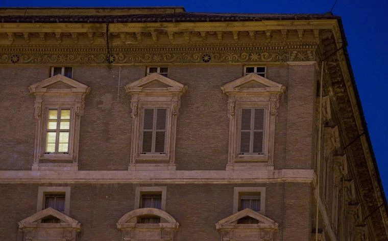 Zapalone światło w apartamencie, które zajmował Benedykt XVI w Pałacu Apostolskim w Watykanie