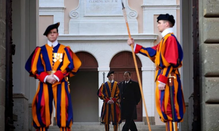 Halabardziści Gwardii Szwajcarskiej zakończyli wartę przed pokojem Benedykta XVI w Pałacu Apostolskim w Watykanie