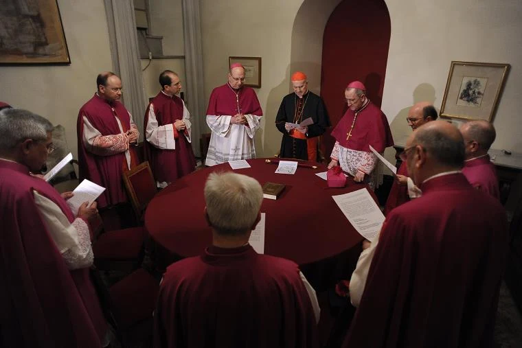 Kardynałowie modlą się przed zapieczętowaniem komnat papieskich