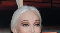 Carmen Dell`Orefice skończyła 81 lat i wciąż pojawia się na wybiegach. Jesienią zeszłego roku wzięła udział w Mercedes-Benz Fashion Week w Nowym Jorku. Karierę zaczynała jako 13-latka, była wówczas najmłodszą modelką na świecie