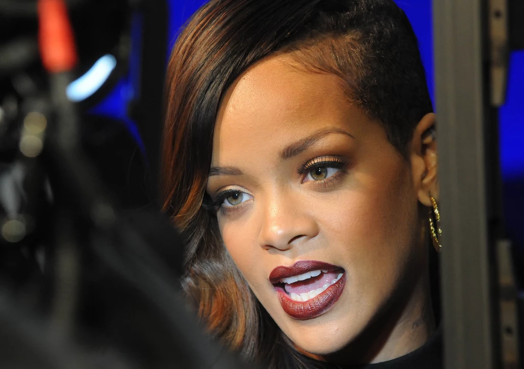 Rihanna ma na sobie oczywiście sukienkę ze swojej najnowszej kolekcji Rihanna ma na sobie oczywiście sukienkę ze swojej najnowszej kolekcji