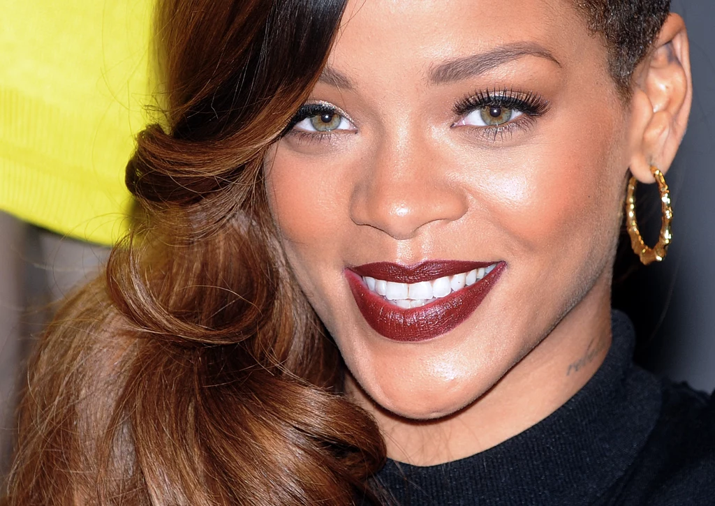 Rihanna ma na sobie oczywiście sukienkę ze swojej najnowszej kolekcji Rihanna ma na sobie oczywiście sukienkę ze swojej najnowszej kolekcji