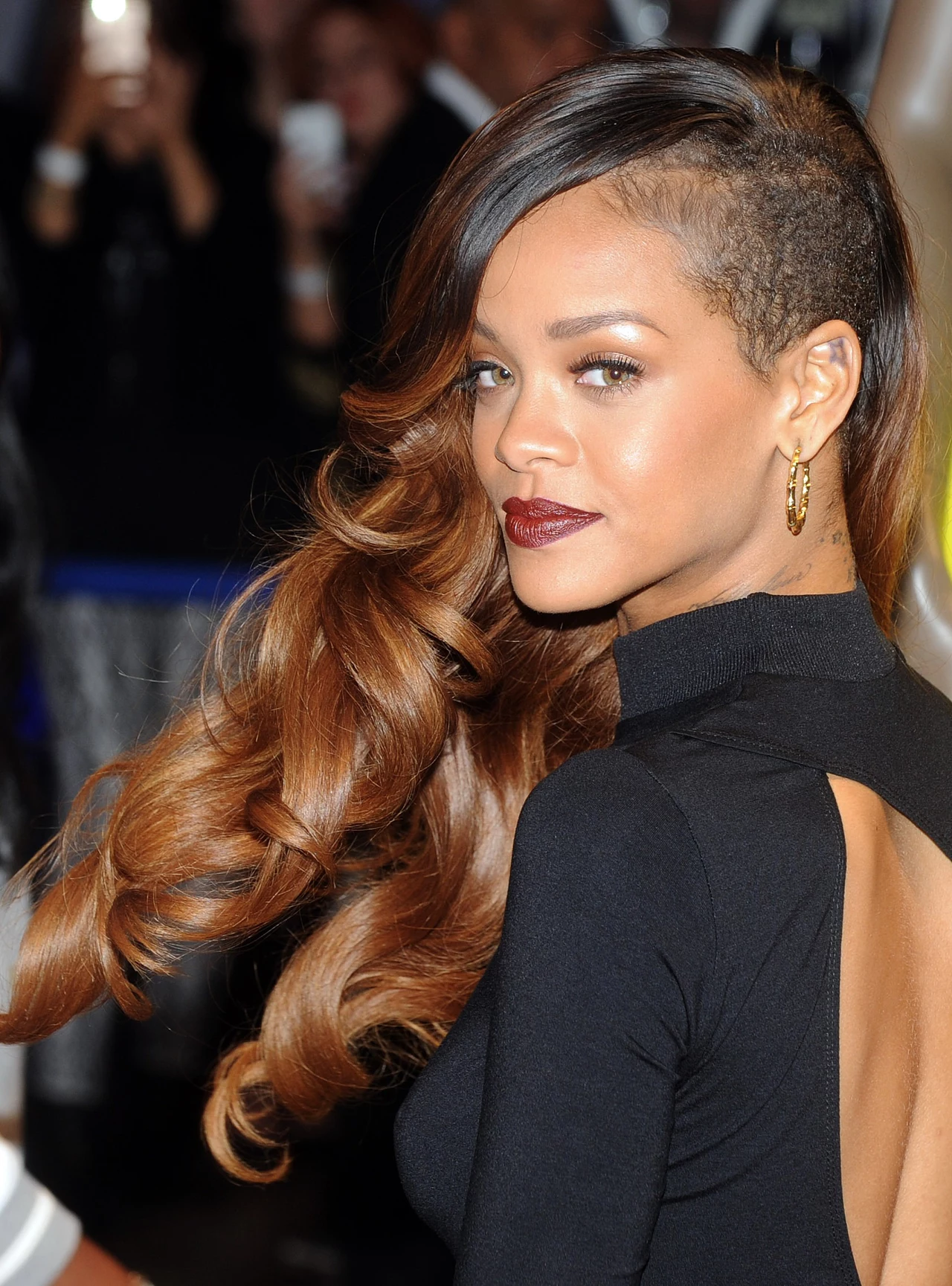 Rihanna ma na sobie oczywiście sukienkę ze swojej najnowszej kolekcji Rihanna ma na sobie oczywiście sukienkę ze swojej najnowszej kolekcji