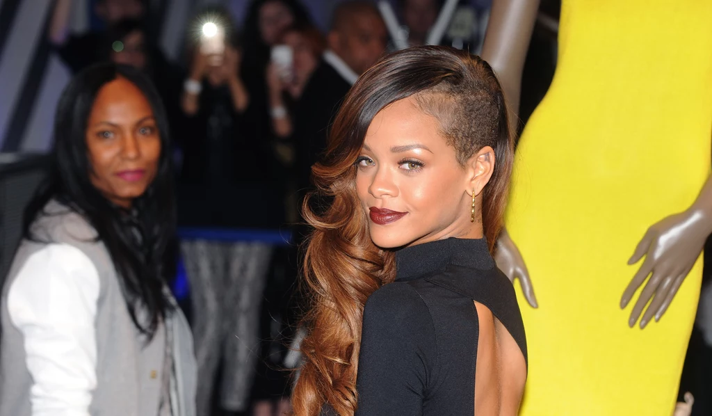 Rihanna ma na sobie oczywiście sukienkę ze swojej najnowszej kolekcji Rihanna ma na sobie oczywiście sukienkę ze swojej najnowszej kolekcji