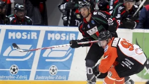 Hokeista JKH GKS Jastrzębie Maciej Urbanowicz (P) w starciu z Teddy'm da Costą (L) z GKS Tychy