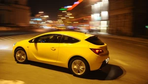 Sylwetka Astry GTC przypomina nieco tę z Renault Megane Coupe, ale wyróżniają ją liczne zdecydowane przetłoczenia, dzięki którym prezentuje się agresywniej.