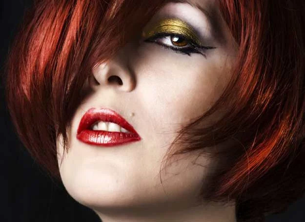 Perłowe i metaliczne cienie podkreśla nierówności