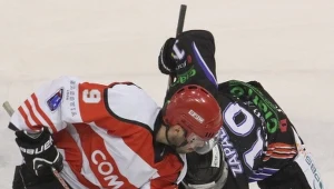 Damian Słaboń z Comarch/Cracovii walczy bark w bark z Krzysztofem Zapałą z Ciarko KH Sanok. 