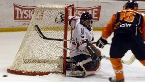 Skutecznie interweniuje bramkarz GKS Arkadiusz Sobecki (L) po akcji atakującego Marcina Słodczyka (P) z JKH GKS Jastrzębie