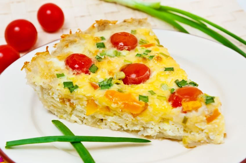 Quiche z ziemniakami i pomidorkami jest idealny solo jako przekąska, lub jako dodatek do obiadu, np. do steka lub kotleta