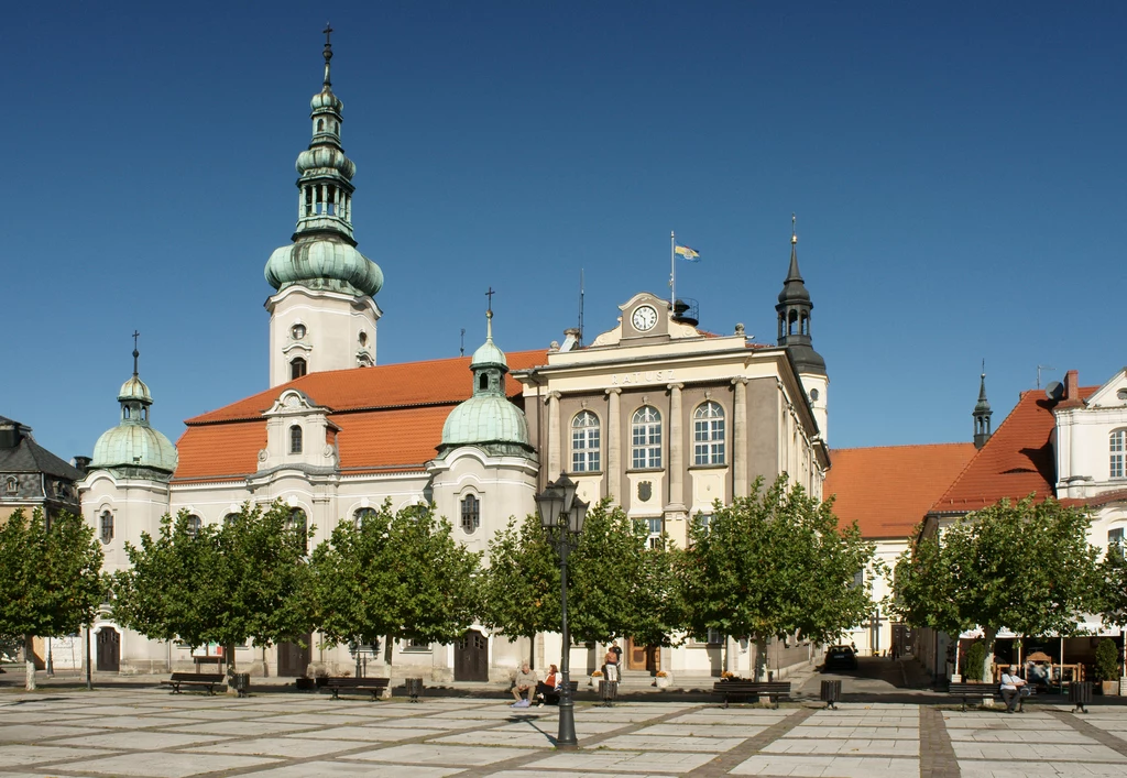 Rynek w Pszczynie. Kościół ewangelicko-augsburski, wraz z przylegającym do niego ratuszem miejskim