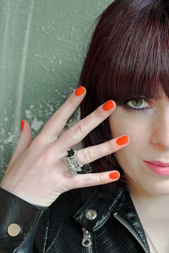 Modny manicure w kolorze oranżu Modny manicure w kolorze oranżu