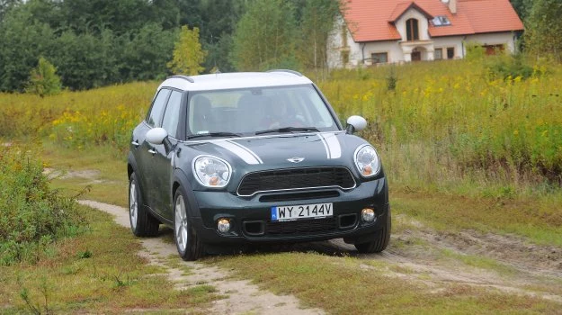 Uterenowione Mini z napędem 4x4? Chyba niewielu fanów marki sądziło, że dożyje czasów, w których taki model pojawi się w ofercie.