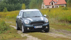 Uterenowione Mini z napędem 4x4? Chyba niewielu fanów marki sądziło, że dożyje czasów, w których taki model pojawi się w ofercie.