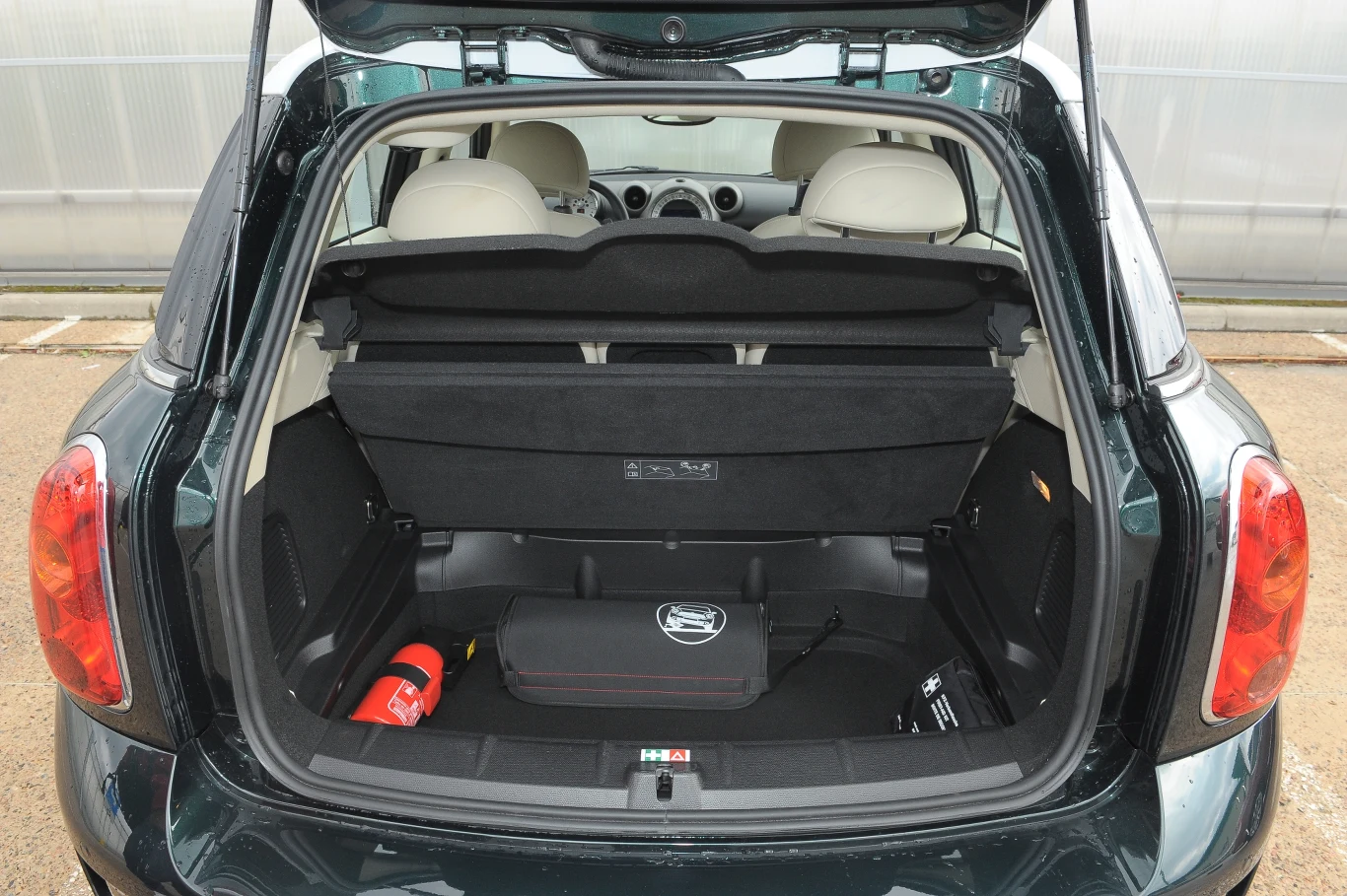 Wraz z praktycznym schowkiem pod podłogą bagażnik ma pojemność 350 l.