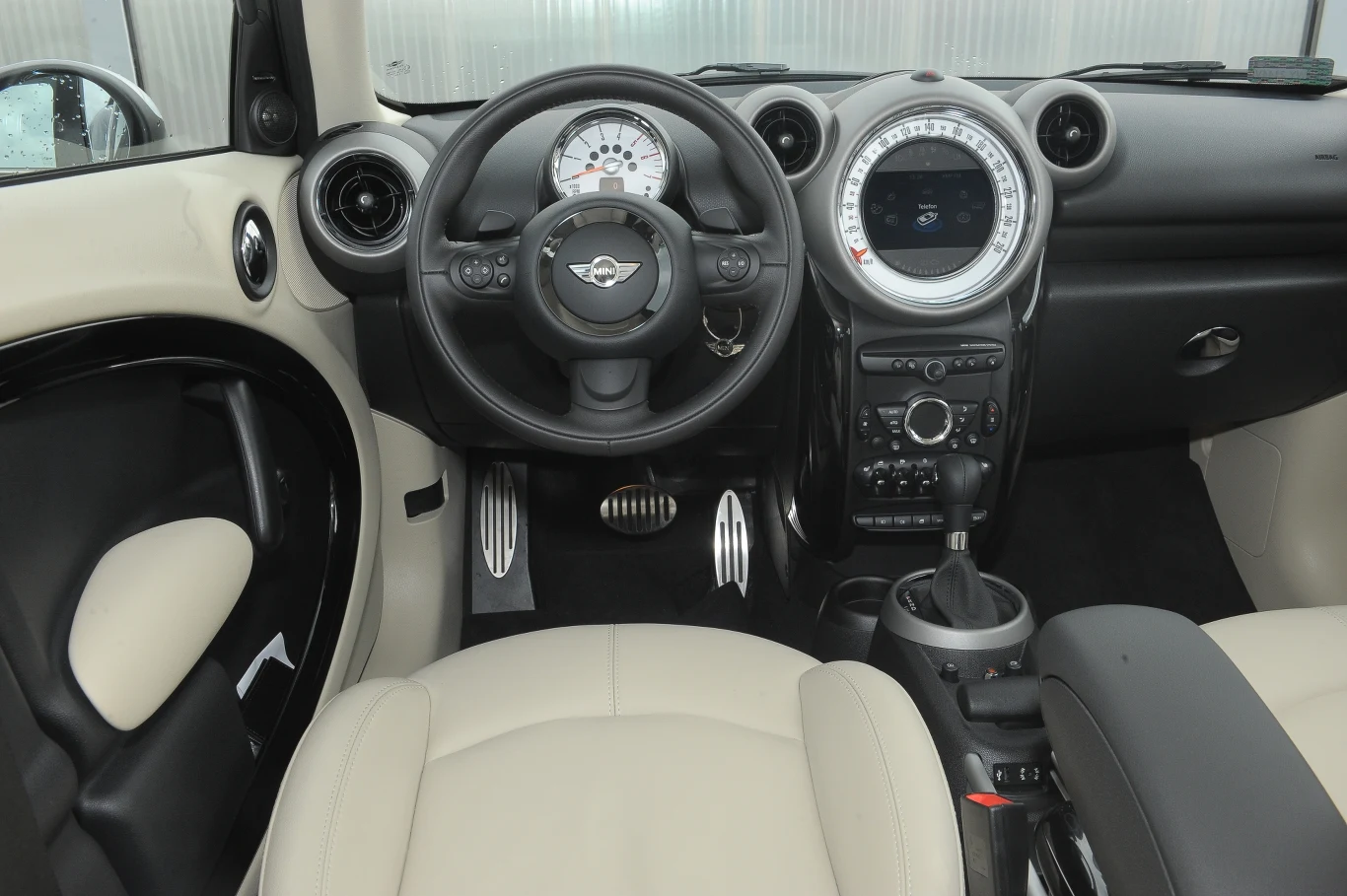 Kokpit z nienaturalnie dużym, centralnie umieszczonym prędkościomierzem jest czytelny i wygląda estetycznie. Obsługa wymaga krótkiego przyzwyczajenia.