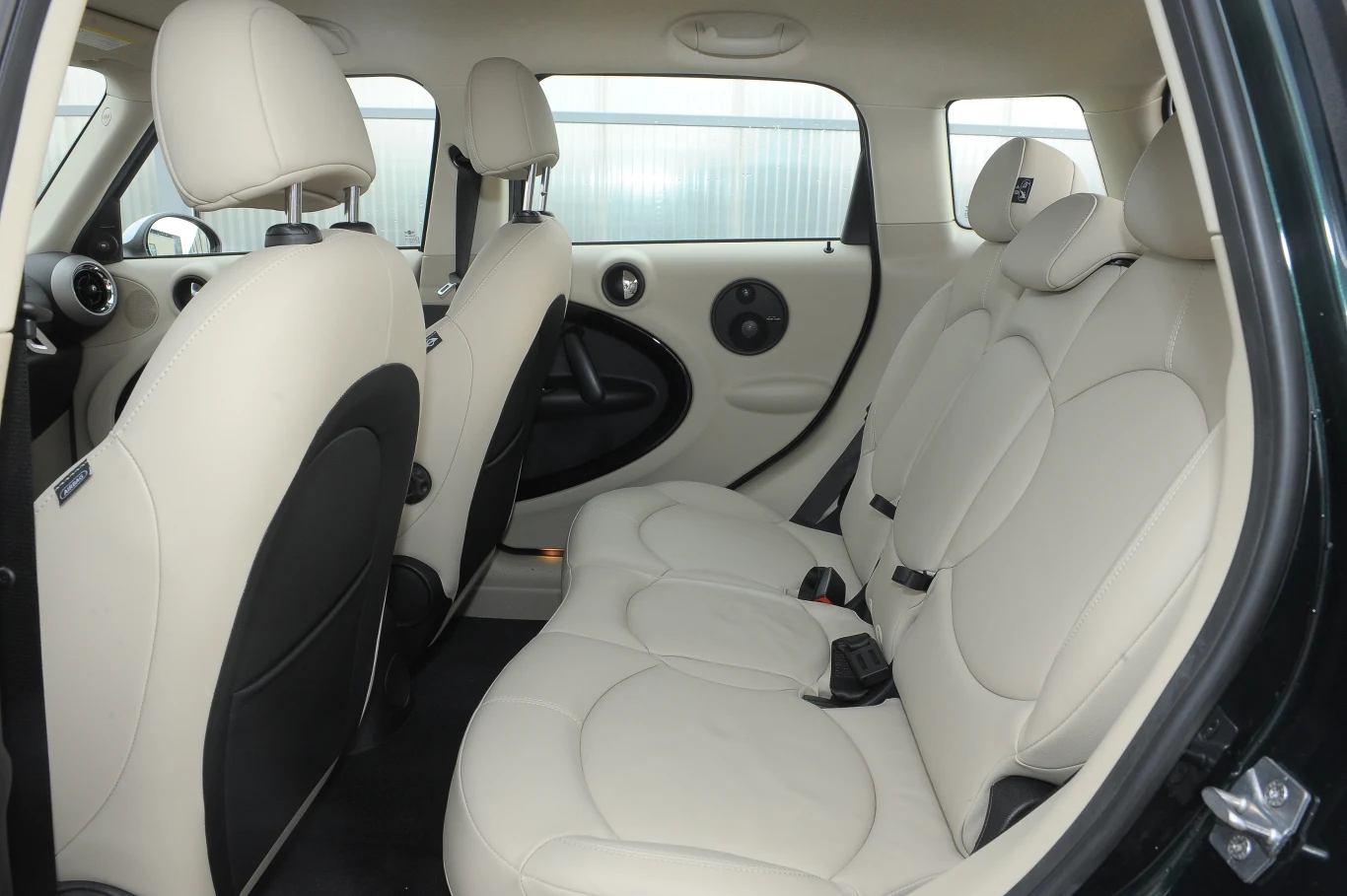 Kanapa jest zbyt słabo wyprofilowana, jednak miejsca tu nie brakuje.