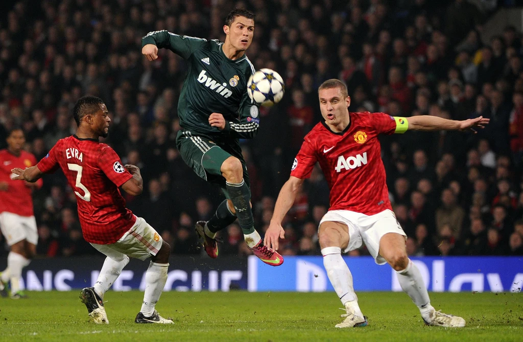 Cristiano Ronaldo hasał między obrońcami Manchesteru United. Niemcy nie chcą sponsorować "wroga" z Realu. Cristiano Ronaldo hasał między obrońcami Manchesteru United. Niemcy nie chcą sponsorować "wroga" z Realu.