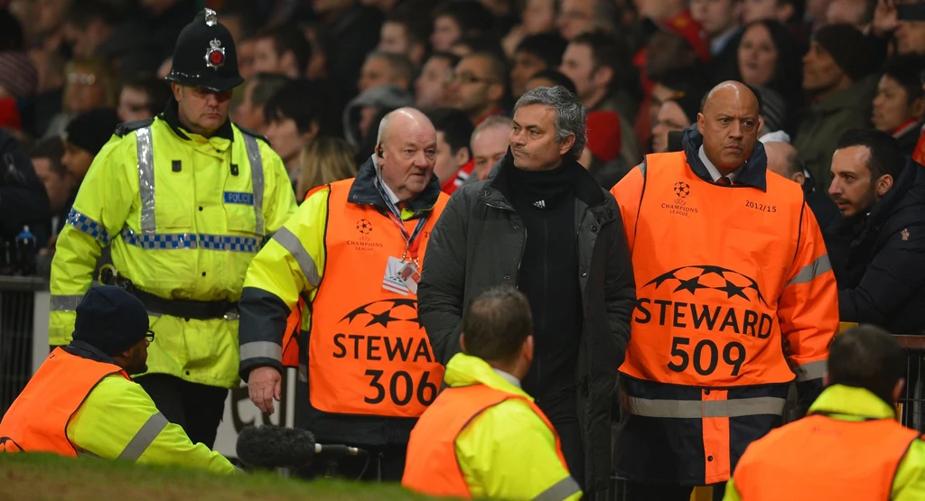 Jose Mourinho pod eskortą na Old Trafford w Manchesterze. Jose Mourinho pod eskortą na Old Trafford w Manchesterze.