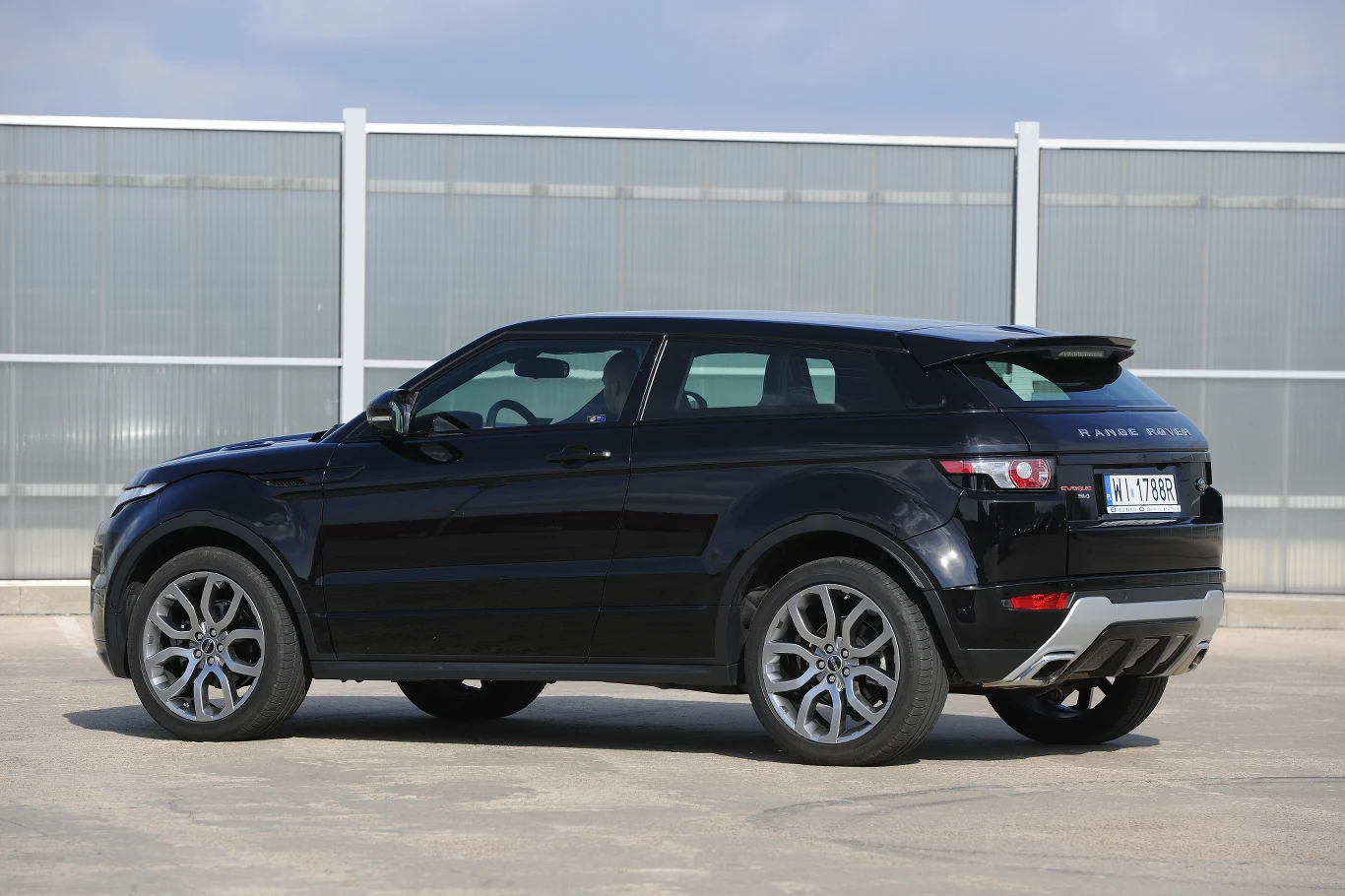 Brak widoczności rekompensuje obecność kamer. Brak widoczności rekompensuje obecność kamer.