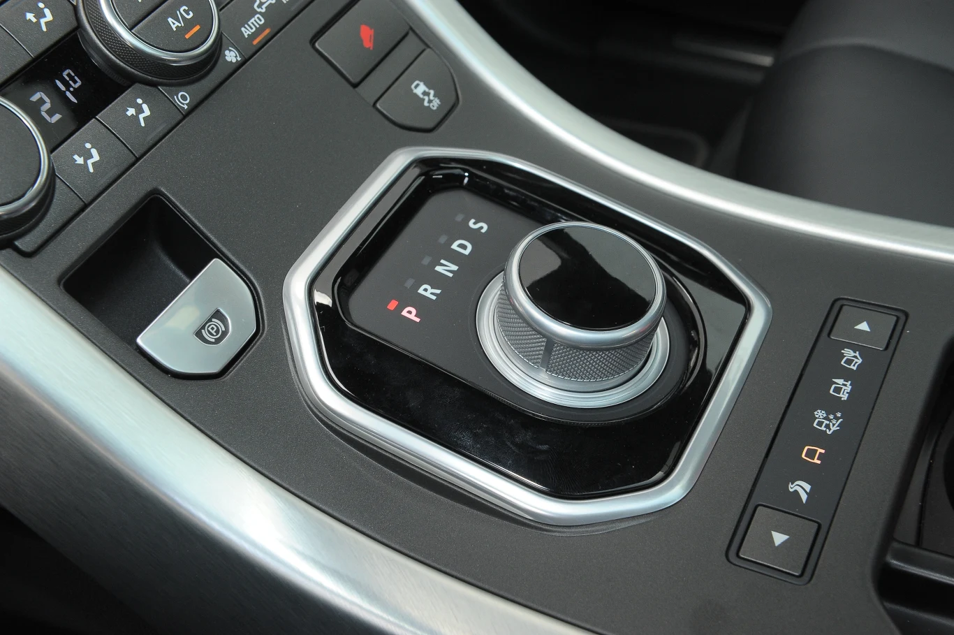 Wysuwany automatycznie wybierak trybu jazdy znamy już z Jaguara XF. Obok... Wysuwany automatycznie wybierak trybu jazdy znamy już z Jaguara XF. Obok...