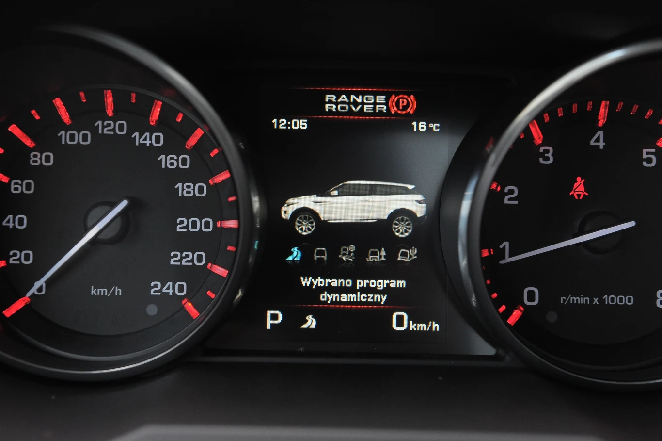 Wybór trybu pracy zawieszenia (dynamiczny, normalny, piach, błoto lub żwir) wyświetla się między zegarami. Wybór trybu pracy zawieszenia (dynamiczny, normalny, piach, błoto lub żwir) wyświetla się między zegarami.