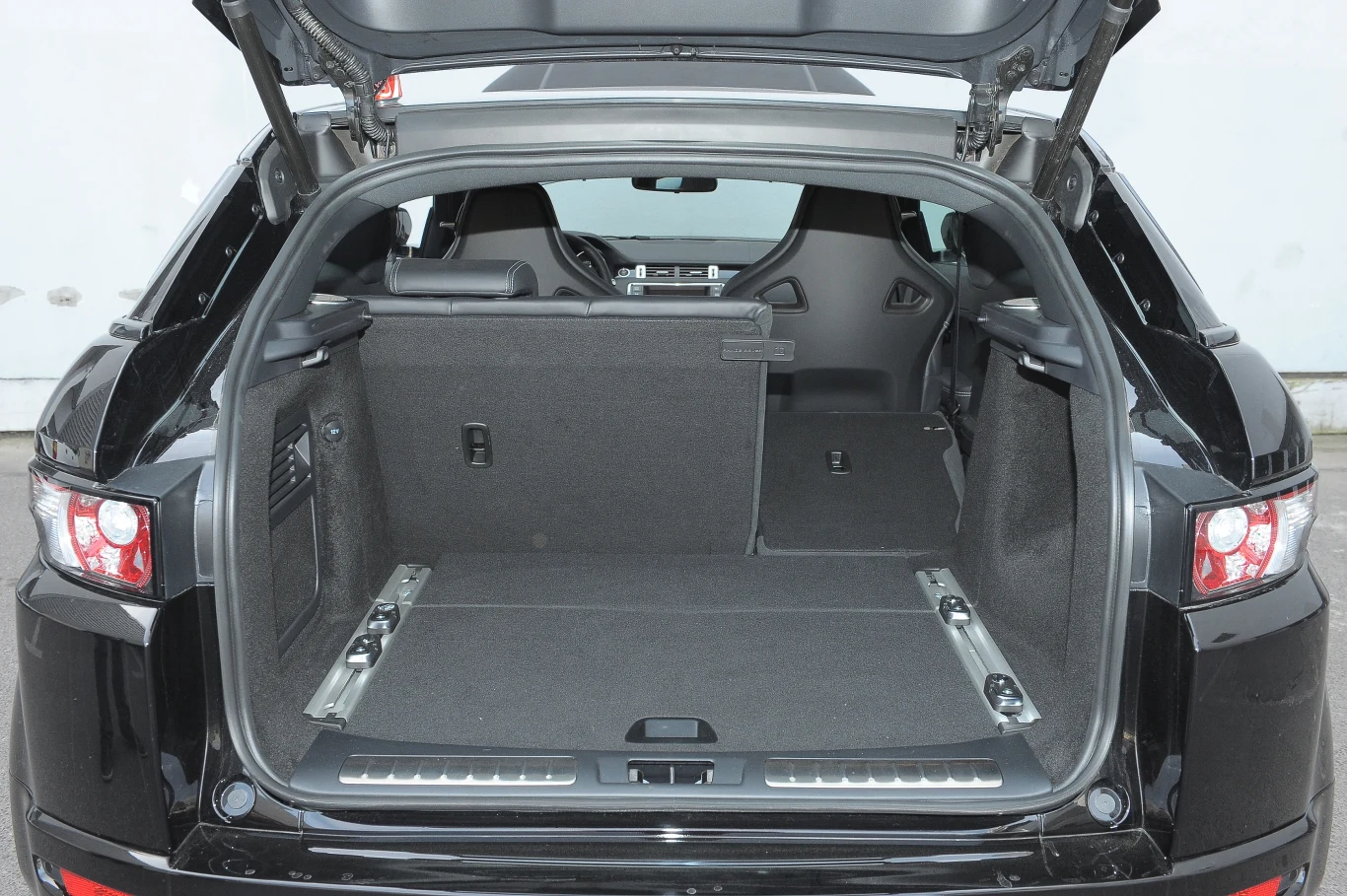 Bagażnik ma pojemność aż 550 litrów. W podłodze umieszczono szyny do mocowania bagażu. Bagażnik ma pojemność aż 550 litrów. W podłodze umieszczono szyny do mocowania bagażu.