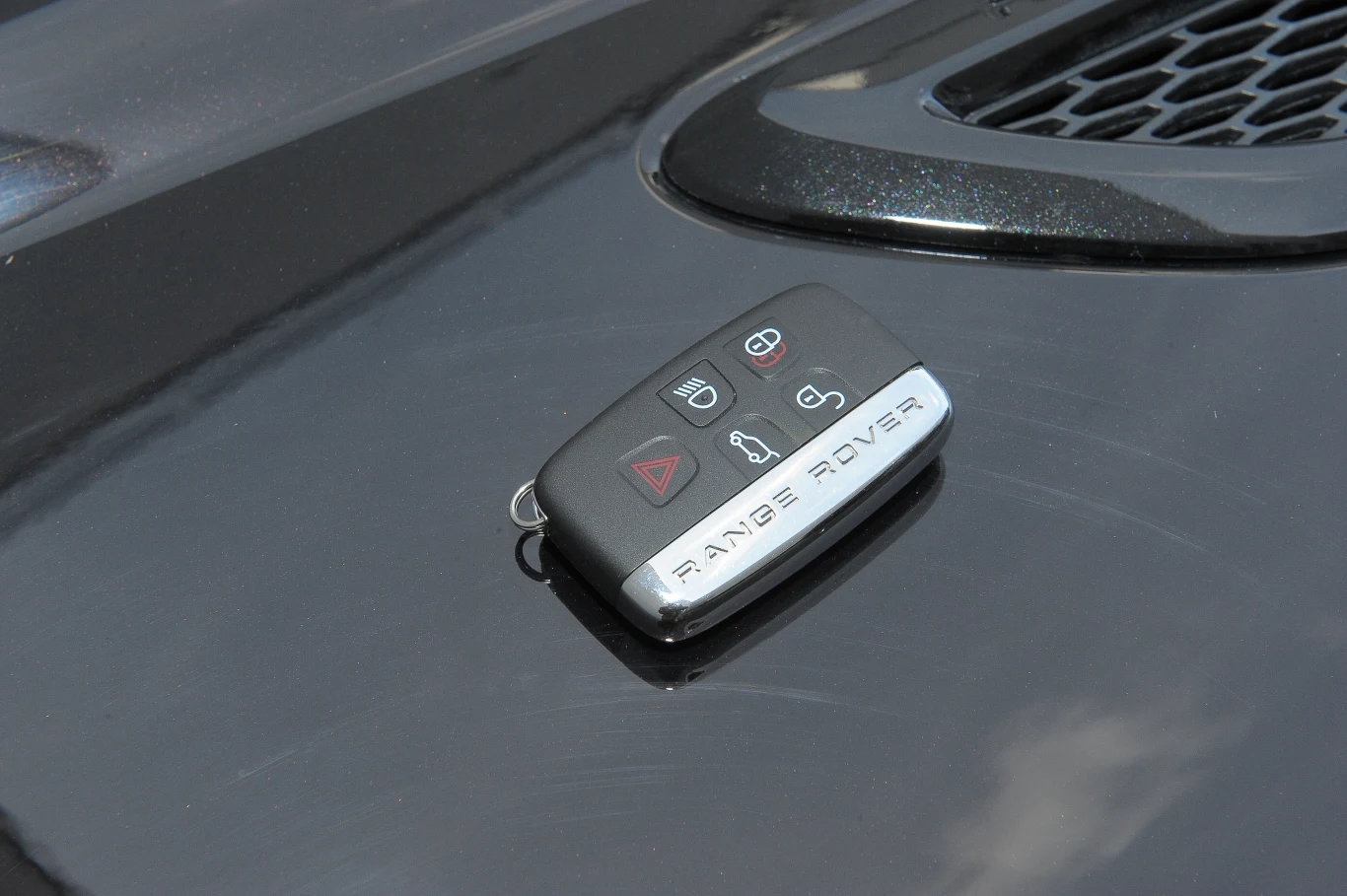 Nawet kluczyk ma atrakcyjny, by nie rzec gadżeciarski, wygląd. Można z jego pomocą zdalnie włączyć światła. Nawet kluczyk ma atrakcyjny, by nie rzec gadżeciarski, wygląd. Można z jego pomocą zdalnie włączyć światła.