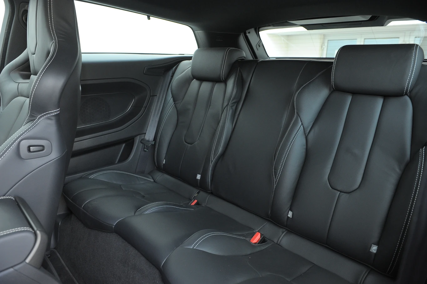 Choć trudno wsiąść na tylną kanapę, miejsca na nogi i na głowę jest tu wystarczająco dużo. Choć trudno wsiąść na tylną kanapę, miejsca na nogi i na głowę jest tu wystarczająco dużo.