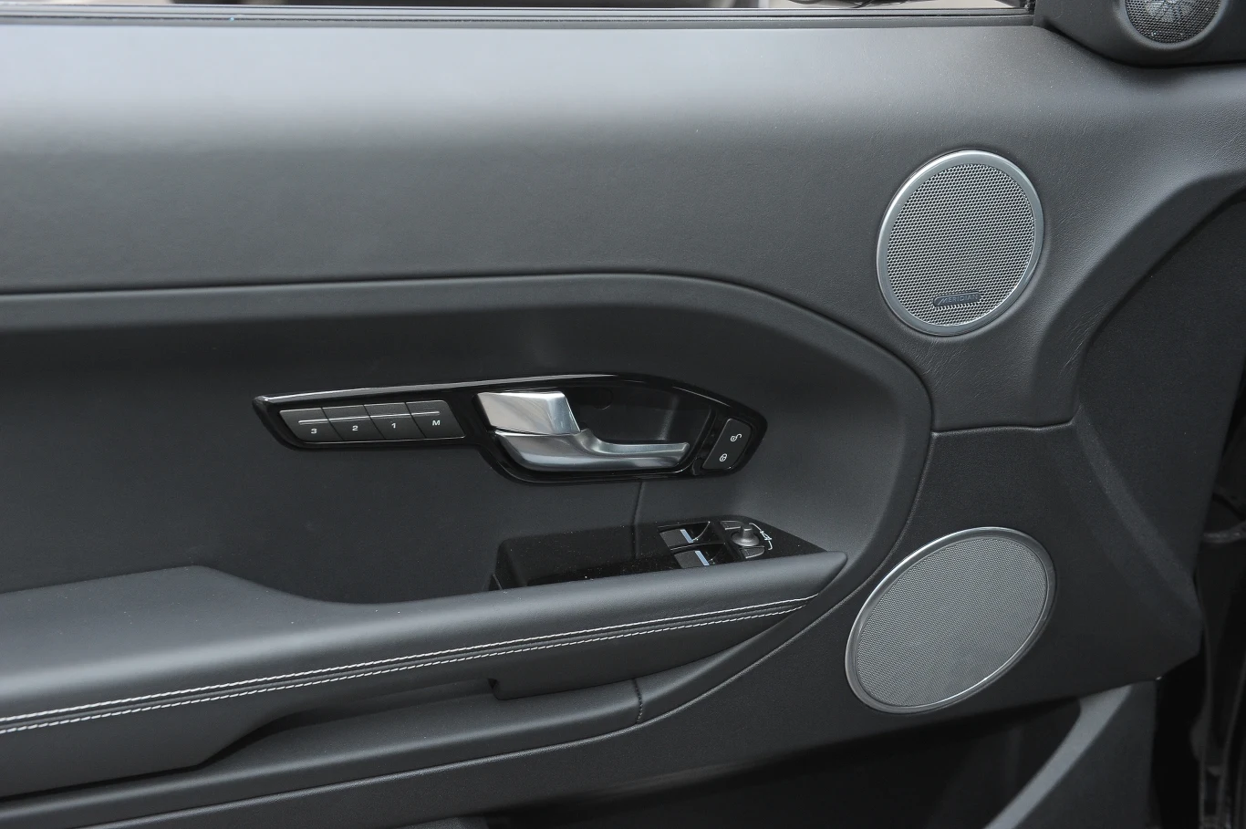 Obok klamki znalazło się sterowanie pamięcią foteli. Można przywołać trzy samodzielnie zapisane ustawienia. Obok klamki znalazło się sterowanie pamięcią foteli. Można przywołać trzy samodzielnie zapisane ustawienia.