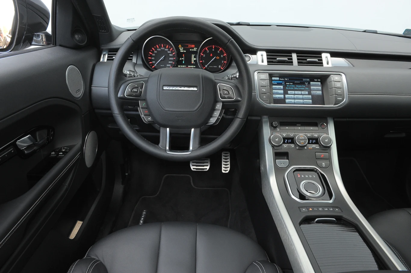 Potrzebna będzie długotrwała nauka, aby poznać wszystkie funkcje auta – tablica przyrządów jest trochę przeładowana przyciskami. Na pierwszy rzut oka robi to niesamowite wrażenie, które jednak szybko ulatuje. Trzeba przyznać, że materiały, z których wykonano wnętrze, prezentują naprawdę najwyższą jakość. Potrzebna będzie długotrwała nauka, aby poznać wszystkie funkcje auta – tablica przyrządów jest trochę przeładowana przyciskami. Na pierwszy rzut oka robi to niesamowite wrażenie, które jednak szybko ulatuje. Trzeba przyznać, że materiały, z których wykonano wnętrze, prezentują naprawdę najwyższą jakość.