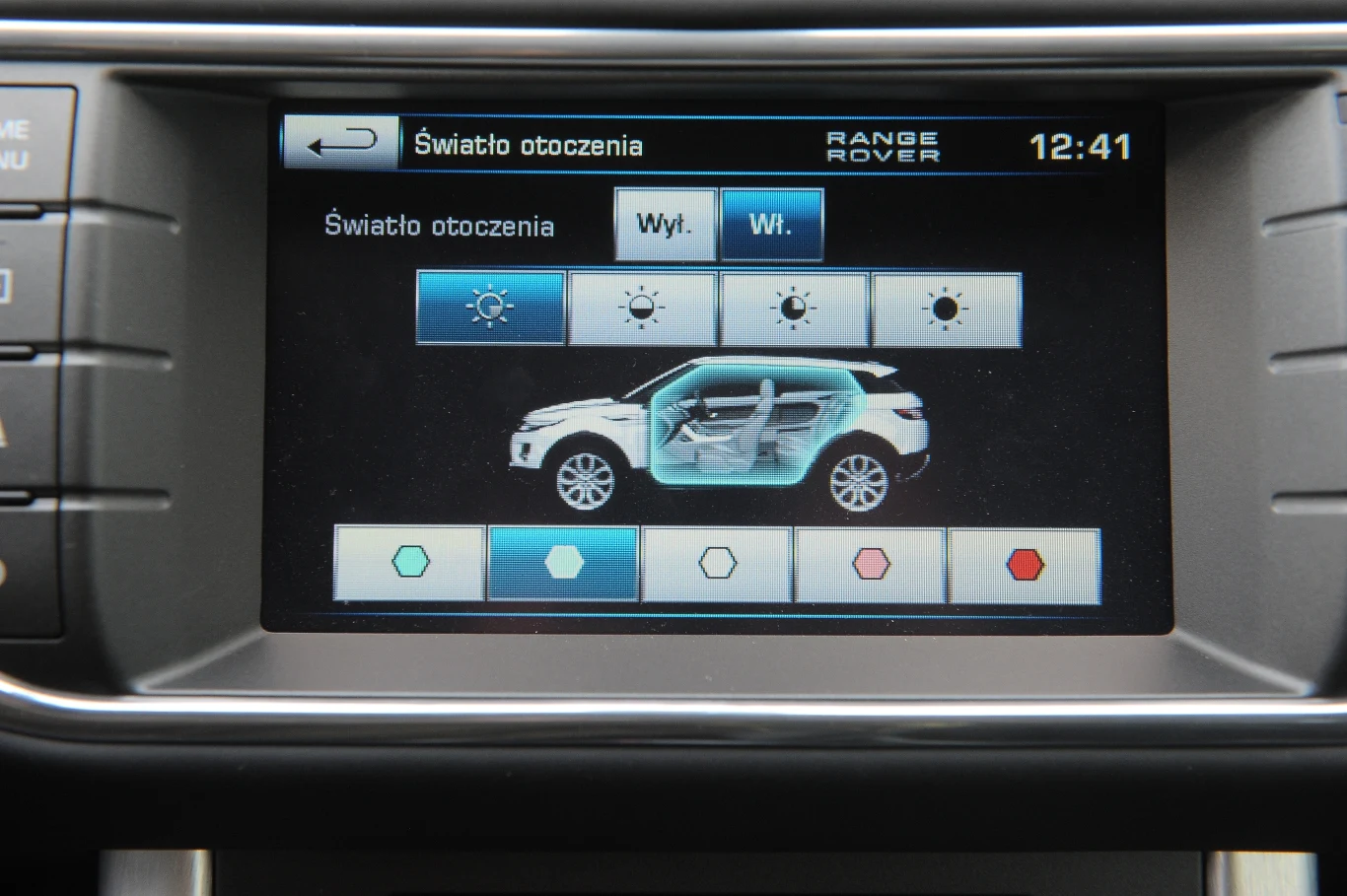 Światło otoczenia: podświetla konsolę i boczki drzwi. Można zmieniać jego kolor. Światło otoczenia: podświetla konsolę i boczki drzwi. Można zmieniać jego kolor.