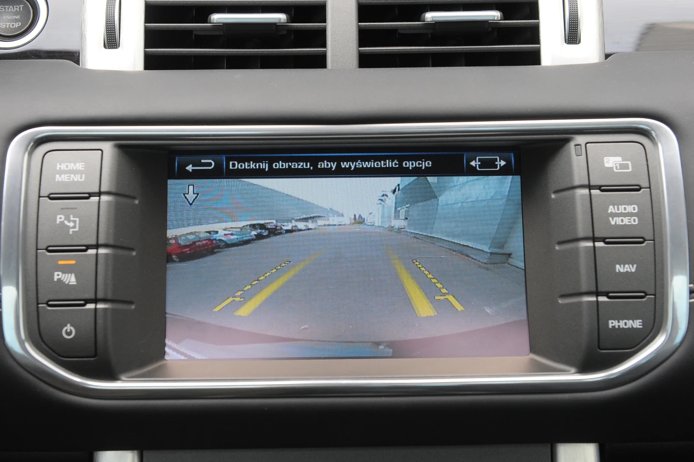 Obraz z kamery cofania jest bardzo wyraźny. Żółte linie symulują tor jazdy. Obraz z kamery cofania jest bardzo wyraźny. Żółte linie symulują tor jazdy.