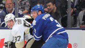 Sidney Crosby (z lewej) kontra Dion Phaneuf z Torotno Maple Leafs