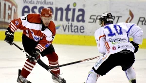 Piotr Kmiecik (z lewej) walczy o krążek z Krzysztofem Zapałą